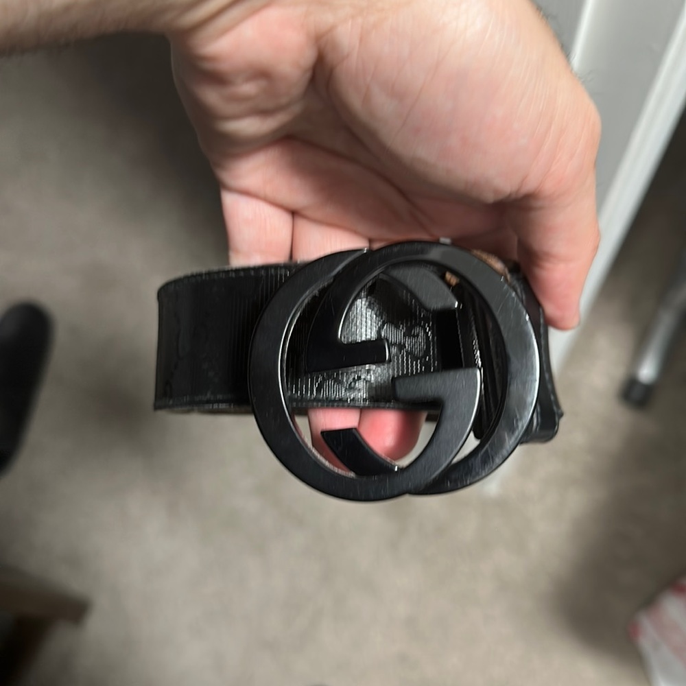 Men’s Gucci black metal belt 32-34.